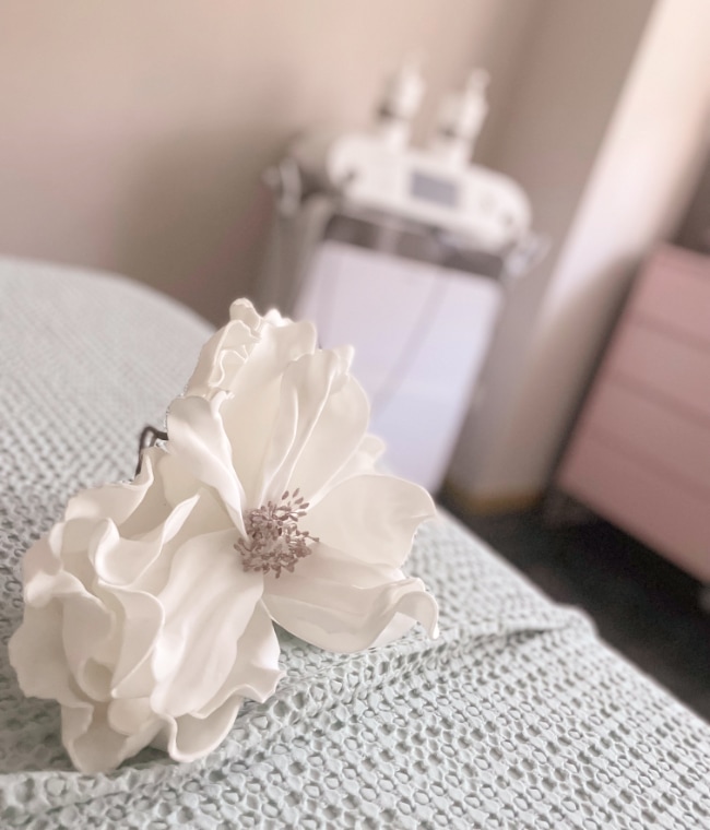 Vista de una camilla con una flor encima en la Sala Ma Creme Indiba & Laser en Ansoain (Pamplona)
